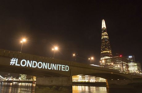 Nápis #LondonUnited promítnutý v sobotu veer na stran London Bridge pipomnl...