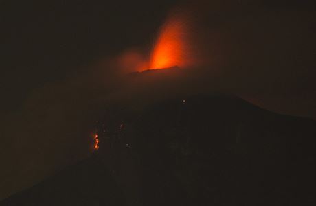 Aktivn vulkn Fuego v Guatemale.