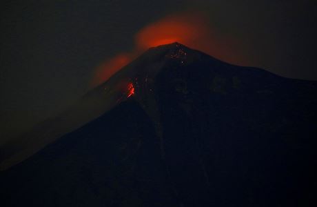 Vulkán Fuego zachycen po výbuchu.