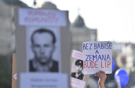 Na Vclavskm nmst protestuj tisce lid proti Andreji Babiovi.