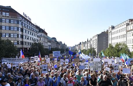 Lid s transparenty demonstruj na Vclavskm nmst v Praze.
