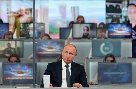 Vladimr Putin v iv televizn debat v Moskv.