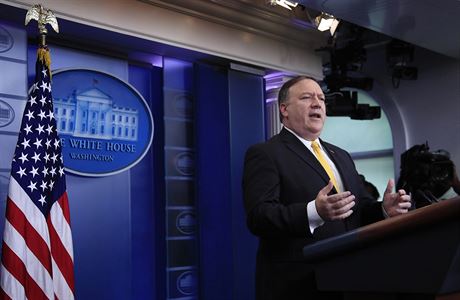 Mike Pompeo ped novinái.