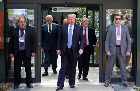 Prezident Trump pi odchodu ze summitu G7 v La Malbaie.