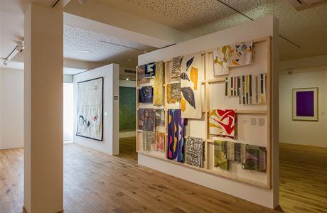 Pohled do expozice. Výstava Pocta suknu (2018) Galerie 8smika.