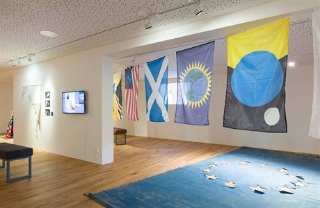Pohled do expozice. Vstava Pocta suknu (2018) Galerie 8smika.
