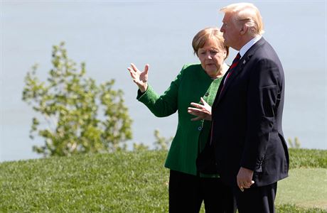 Donald Trump diskutuje na summitu G7 s nmeckou kanclkou Angelou Merklovou.