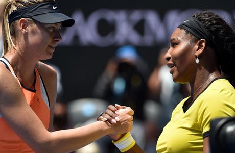 Serena Williamsová (vpravo) a Maria arapovová na Australian Open 2016.