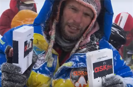 Ukrajinský horolezec, který s výpravou nesl kryptomnu na Mount Everest.