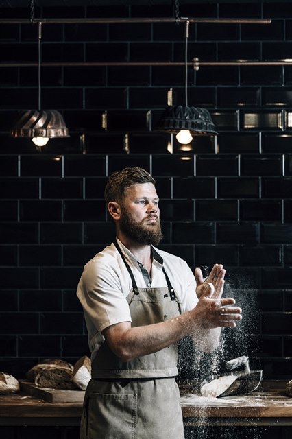 Islanďan Davíd Arnórsson ve své pražské pekárně Artic Bakehouse. Vše včetně...