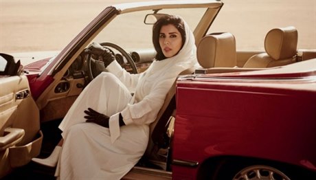 Saúdská princezna Haifa bin Abdullah Al Saud na obálce asopisu Vogue.