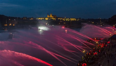 Vltava se díky hasiským stíkakám doslova vzedmula do vzduchu.