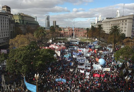 Tisíce Argentinc demonstrovaly proti ekonomické politice vlády.
