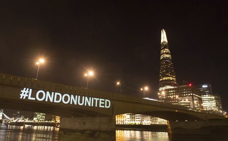 Nápis #LondonUnited promítnutý v sobotu veer na stran London Bridge pipomnl...