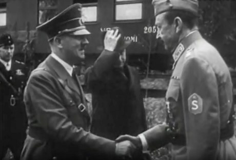 Nacistický vůdce Adolf Hitler gratuluje finskému generálovi Carlu Mannerheimovi...