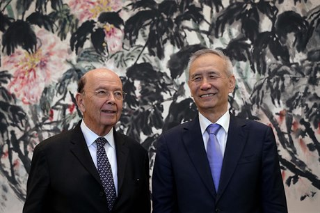 Americký ministr obchodu Wilbur Ross (vlevo) a čínský vicepremié Liu He po...