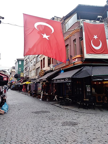 Istanbulské ulice skrývají trhy s erstvými rybami i nespoet bar a restaurací.