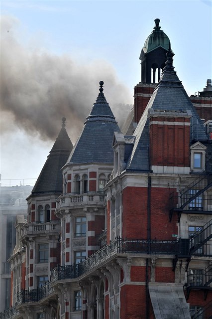 Ze stechy Mandarin Oriental Hotelu v centru Londýna se valí dým.