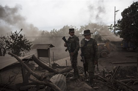 Vojáci steí oblasti blízko vulkánu Fuego.