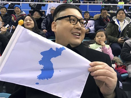 Dvojník Kim ong-Una na Olympijských hrách v Jiní Koreji.