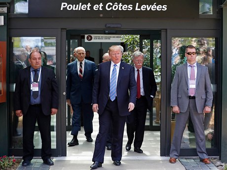 Prezident Trump pi odchodu ze summitu G7 v La Malbaie.