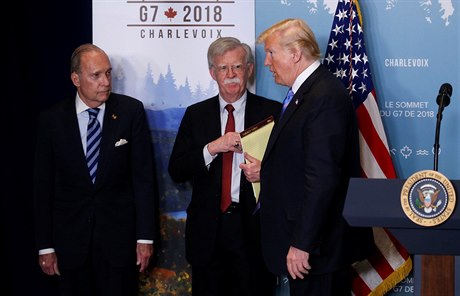 Donald Trump, John Bolton (uprosted) a Larry Kudlow (vlevo).