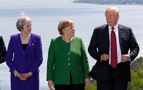 Se slovy Tady, Angelo. Netvr, e jsem ti nikdy nic nedal, hodil na stl ped nmeckou kancléku Angelu Merkelovou americký prezident Donald Trump bonbony.