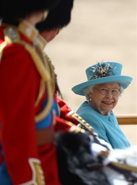 Královna Alžběta oslavila 9. června 92. narozeniny.