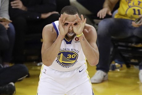 Stephen Curry slaví koš v prvním finále NBA.