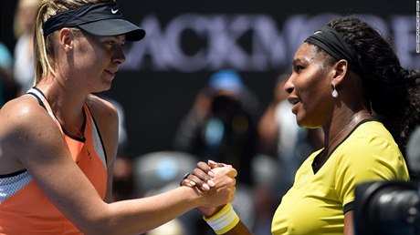 Maria Šarapovová je známá vyrýsovanou postavou, Serena Williamsová zase obrovskými svaly.