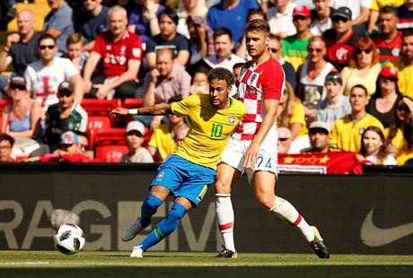 Brazilec Neymar obchází Chorvata Duje Caleta-Cara pi pátelském utkání ped MS...