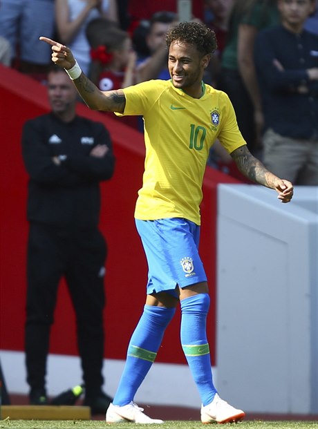 Brazilec Neymar slaví úvodní gól pátelského zápasu s Chorvatskem.
