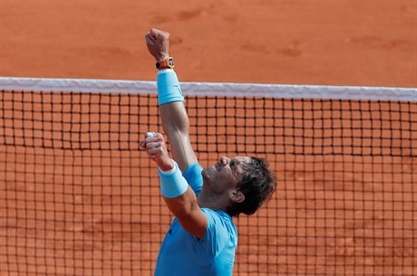 Rafael Nadal slaví postup do finále French Open.