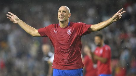 Jan Koller se raduje z gólu.