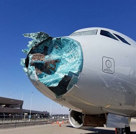 Poničená příď letounu Airbus po silné bouřce.