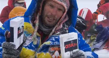 Ukrajinský horolezec, který s výpravou nesl kryptoměnu na Mount Everest.