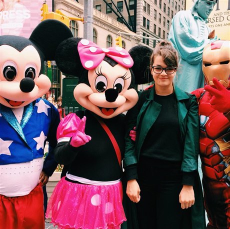 New York a otravné sochy na Times Square.