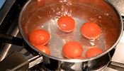 Nejdříve blanšírujeme cherry rajčata ve vroucí vodě po dobu cca 20-30 sekund,...