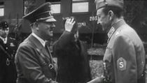 Nacistický vůdce Adolf Hitler gratuluje finskému generálovi Carlu Mannerheimovi...