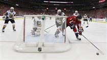 Hr tmu Washington Capitals Michal Kempn (6) za brnou Vegas Golden Knights.