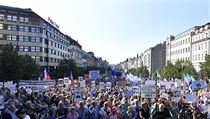 Lid s transparenty demonstruj na Vclavskm nmst v Praze.