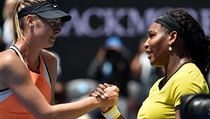 Serena Williamsov (vpravo) a Maria arapovov na Australian Open 2016.