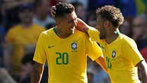 Přátelský zápas Brazílie - Chorvatsko. Neymar (vpravo) slaví gól se spoluhráčem...