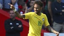 Brazilec Neymar slaví úvodní gól přátelského zápasu s Chorvatskem.
