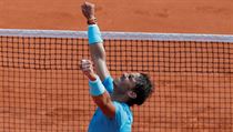 Rafael Nadal slaví postup do finále French Open.