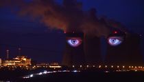 Lidské oči na jaderné elektrárně Temelín.
