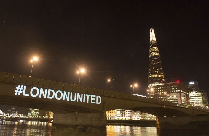 Nápis #LondonUnited promítnutý v sobotu ve�er na stran� London Bridge p�ipomn�l...