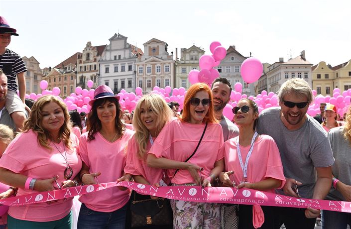 Prahou prošel růžový pochod proti rakovině prsu | Domov | Lidovky.cz