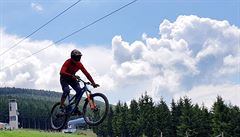 estisesdaková lanovka v Koutech je dva kilometry dlouhá a bikery i turisty...