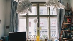 Dekorace nad psacím stolem a výhled na prot�j�í d�m